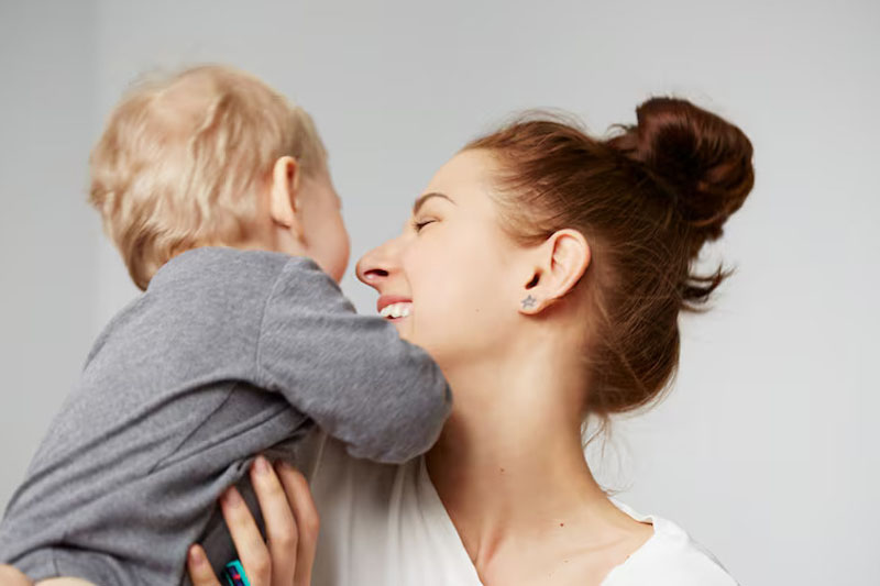 Φιλιά στα χείλη και βρέφη Τι να προσέξουν οι ενήλικες