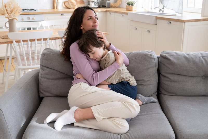 Τα οφέλη της αγκαλιάς στα παιδιά και η σύνδεση με τον αυτισμό