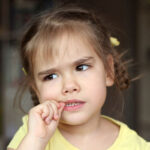 Πώς να σταματήσετε το δάγκωμα των νυχιών: Χρήσιμες συμβουλές για παιδιά και ενήλικες