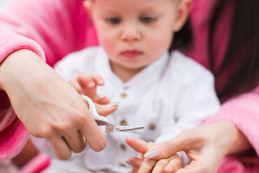 Χρήσιμες συμβουλές για σωστό κόψιμο νυχιών στα παιδιά χωρίς φασαρίες