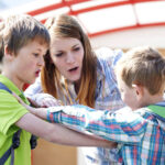 Πρέπει οι γονείς να παρεμβαίνουν σε τσακωμούς μεταξύ του παιδιού τους και των φίλων του