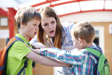 Πρέπει οι γονείς να παρεμβαίνουν σε τσακωμούς μεταξύ του παιδιού τους και των φίλων του